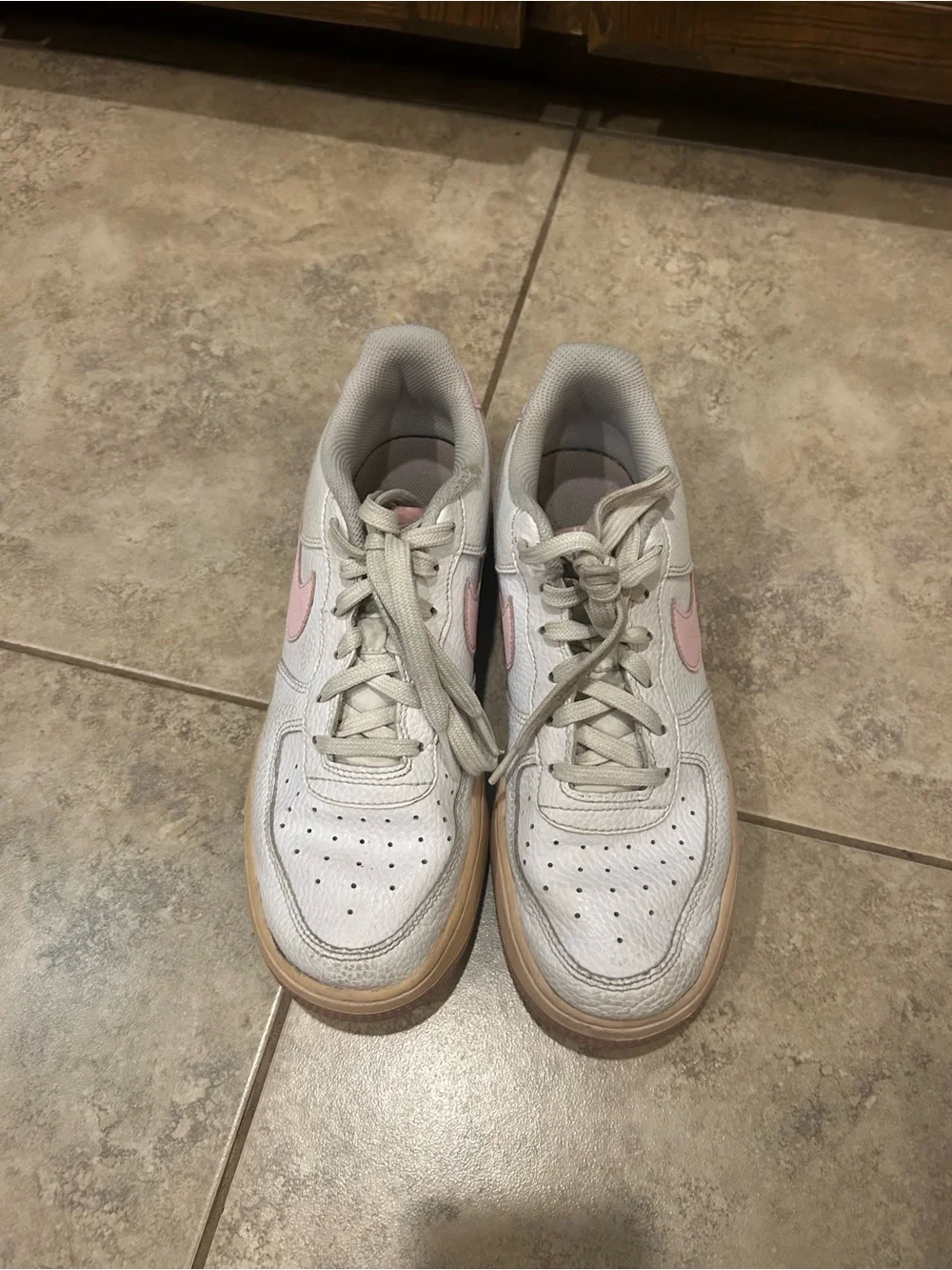 Nike Air Force 1 Kids Low-Top Sneakers in White with Pink Swoosh and Tan sole